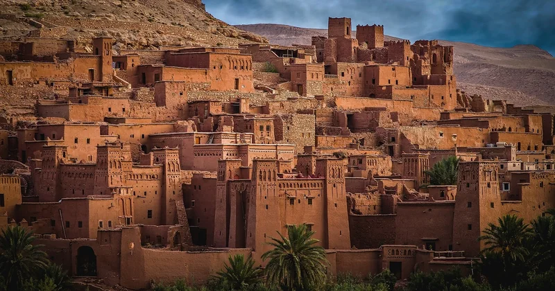 Où se trouve le village coloré au Maroc ?